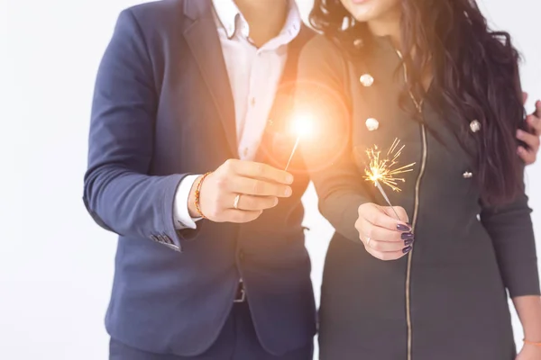 Conceito de dia e data dos namorados - Close-up de casal com sparklers no fundo branco — Fotografia de Stock