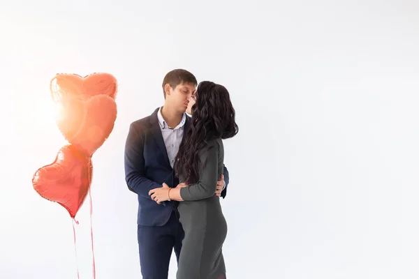 Semester och relation koncept - Unga par på Alla hjärtans dag på vit bakgrund med kopia utrymme — Stockfoto
