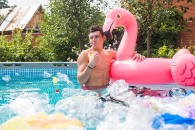 Ekoloji, plastik çöp, çevresel acil durum ve su kirliliği - kirli bir havuzda duran adam