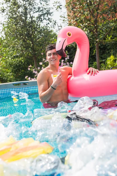 Ecologie, plastic afval, milieuramp en watervervuiling - man in een vies zwembad — Stockfoto