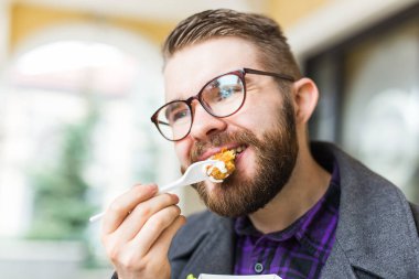 Adamın yakın çekimi falafel sandviçi kağıt torbada tutuyor. Sağlıklı sokak yemekleri, doğu mutfağı..