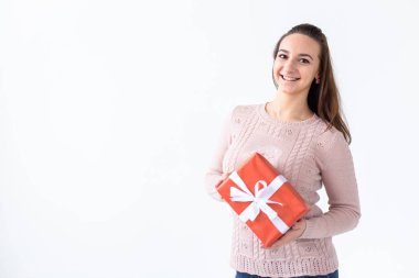 Tatiller, sevgililer günü ve bayram konsepti uzun saçlı, elinde hediye kutusu olan güzel bir kadın. Beyaz arkaplan izole edilmiş stüdyo portresi, telif alanı