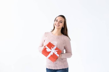 Tatiller, sevgililer günü ve bayram konsepti uzun saçlı, elinde hediye kutusu olan güzel bir kadın. Beyaz arkaplan izole edilmiş stüdyo resmi