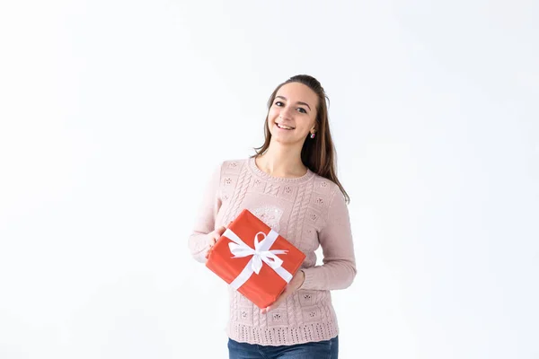 Semester, alla hjärtans dag och festligt koncept - Vacker leende kvinna med långt hår håller presentförpackning. Vit bakgrund isolerad studio porträtt — Stockfoto