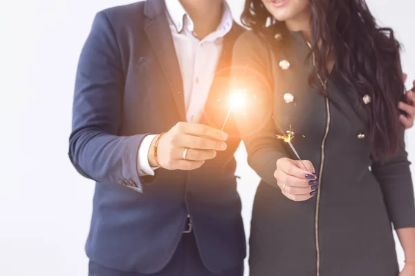 Conceito de dia e data dos namorados - Close-up de casal com sparklers no fundo branco — Fotografia de Stock