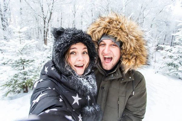 Sezon ve ilişki kavramı - Komik çift kışın selfie çekiyor — Stok fotoğraf