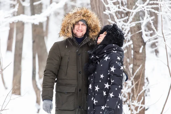 Les jeunes couples s'amusent dans un parc enneigé. Saison d'hiver. — Photo