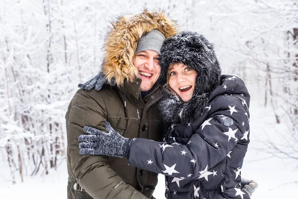 Jeune couple amoureux amusez-vous dans la forêt enneigée. Vacances d'hiver actives. — Photo