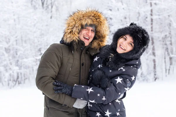 Jeune couple amoureux amusez-vous dans la forêt enneigée. Vacances d'hiver actives. — Photo