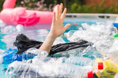 Plastik kirlilik ve çevresel sorun, erkekler plastik denizdeler.