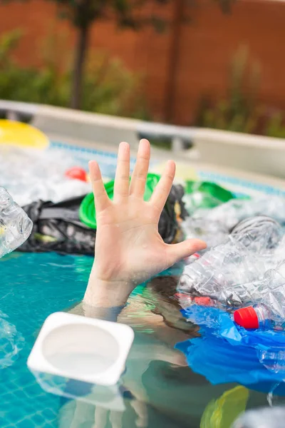 Poluição plástica e problema ambiental, mão de homem no mar de plástico — Fotografia de Stock