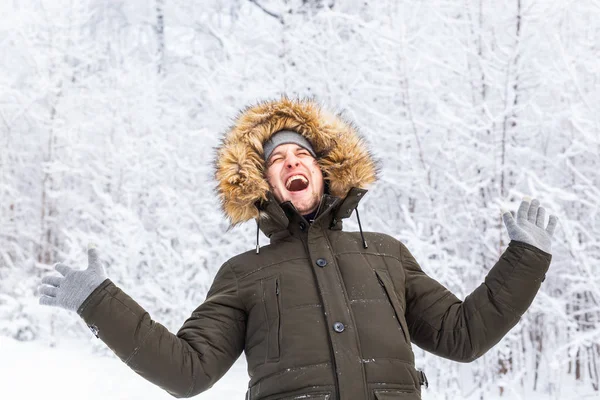 Bel homme en chapeau d'hiver portrait drôle sur la nature enneigée — Photo