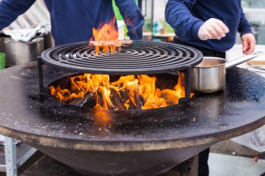 Açık ateşte biftek ve domuz pirzolası kızartmak için açık havada ızgara. Sokak yemekleri konsepti