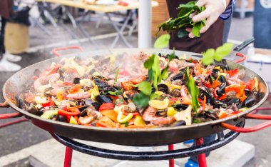 İspanyol paella sokak restoranında hazırlandı..