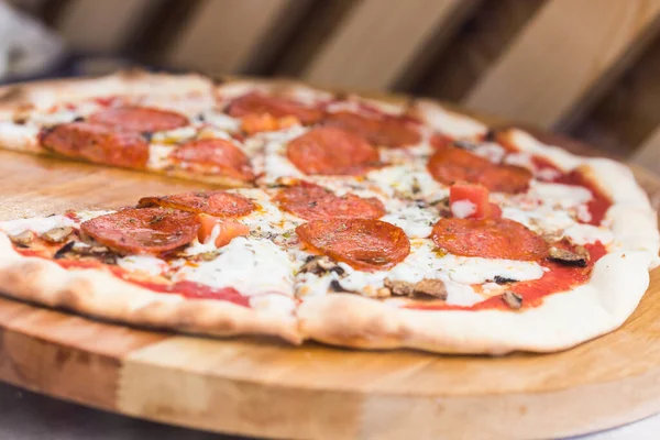 Концепция фестиваля уличной еды - горячая домашняя пицца готова к употреблению — стоковое фото