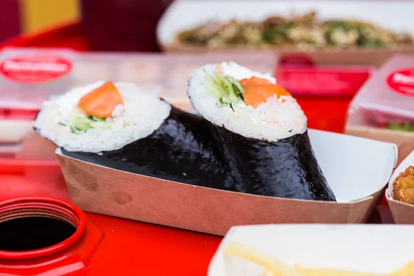 Japon suşi yemekleri. Ton balığı, somon, karides, yengeç ve avokado ile haşhaş ve rulo. — Stok fotoğraf