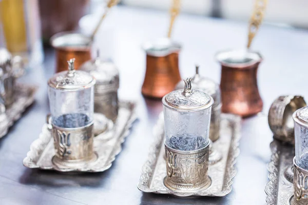 Oriental tableware concept - Moroccan tea glasses on the table — Stock Photo, Image