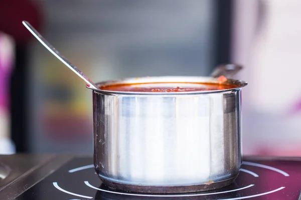 Томатный соус в металлической сковороде на кухне — стоковое фото