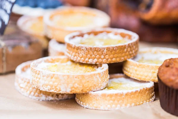 Streetfood-Marktkonzept - Törtchen mit Sahne — Stockfoto