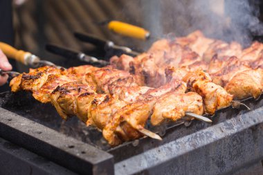 lezzetli Barbekü kebap ızgara açık ızgara, açık mutfak. Şehirde yemek Festivali. lezzetli yemekler şiş üzerinde kavurma yiyecek-mahkeme. Yaz pikniği