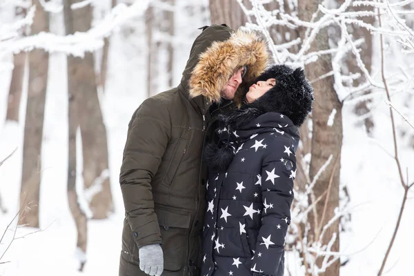 Casal de amor jovembeijando em um parque nevado. Temporada de Inverno . — Fotografia de Stock