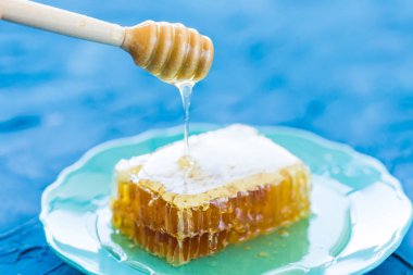 Ballı, ahşap ballı ve bal petekli.