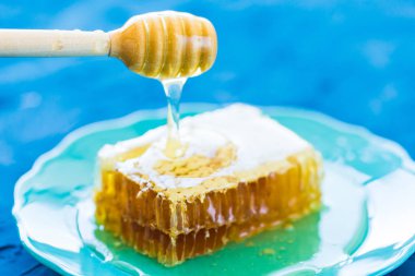 Ballı, ahşap ballı ve bal petekli.