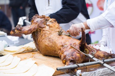 Bir kuzunun leşi bir tükürükte kızarır. Tükürüğünde kavrulan bir koyunun leşi..