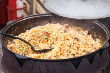 Sokak yiyecekleri festivali konsepti - kazanda yemek pilavı