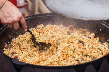 Sokak yiyecekleri festivali konsepti - kazanda yemek pilavı