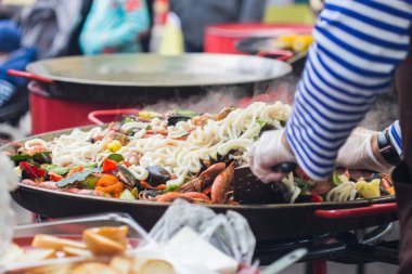 İspanyol paella sokak restoranında hazırlandı..