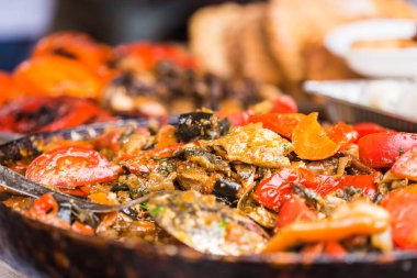 Masada ızgara sebze. Panayırda metal bir büfede kızarmış sebze..