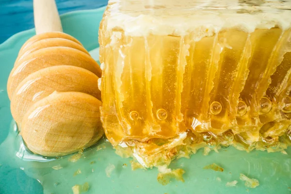 Mel com mergulhador de mel de madeira e favos de mel — Fotografia de Stock