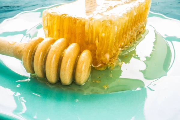 Miele con paletta in legno e favi — Foto Stock
