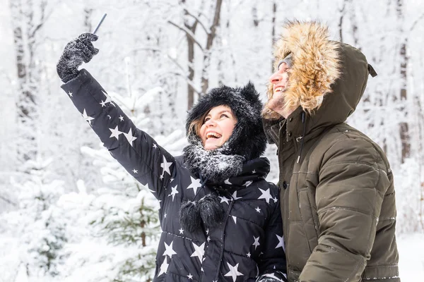 Stagione e concetto di relazione - Coppia divertente scattare selfie nel periodo invernale — Foto Stock