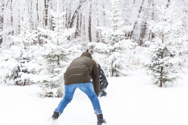 Eğlence, sezon ve eğlence - aşk çifti karda kış tahtası oynar