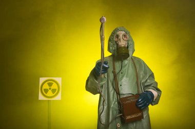 Radyasyon ve tehlike konsepti - Eski koruyucu koruyucu koruyucu koruyucu giysili adam