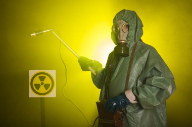 Radyasyon ve tehlike konsepti - Eski koruyucu koruyucu koruyucu koruyucu giysili adam