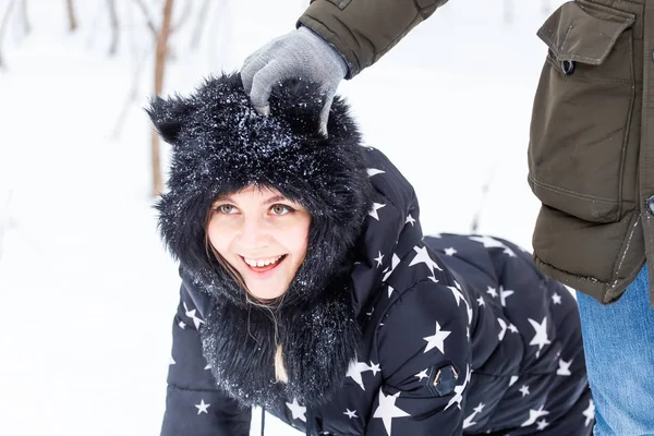 Diversión, temporada y concepto de ocio - pareja de amor juega madera de invierno en la nieve — Foto de Stock