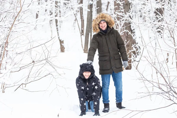 Zabawa, pora roku i czas wolny - para miłości gra zimowe drewno na śniegu — Zdjęcie stockowe