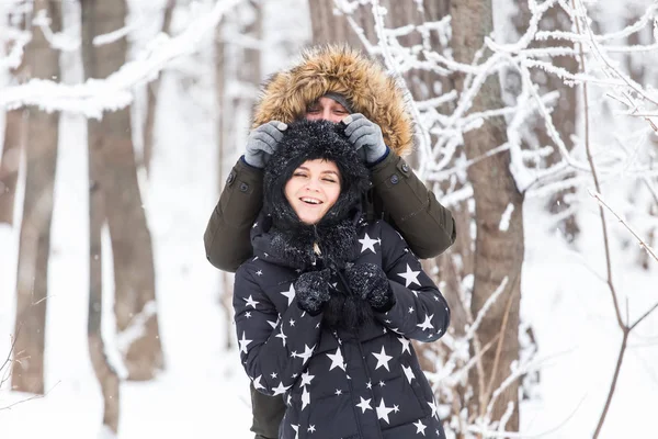 Zabawa, pora roku i czas wolny - para miłości gra zimowe drewno na śniegu — Zdjęcie stockowe
