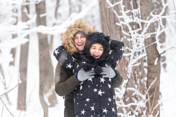 Młoda para bawi się w zaśnieżonym parku. Sezon zimowy. — Zdjęcie stockowe