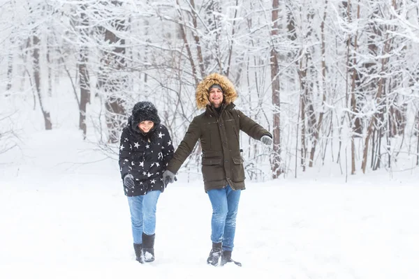 Szczęśliwa kochająca się para bawiąca się na świeżym powietrzu w snowparku. Zimowe wakacje — Zdjęcie stockowe