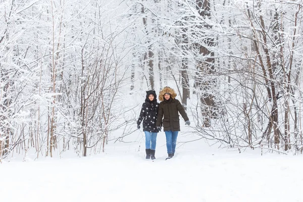 사랑하는 젊은 부부는 눈덮인 숲 속을 걷는다. 활동적 인 겨울철 휴일. — 스톡 사진