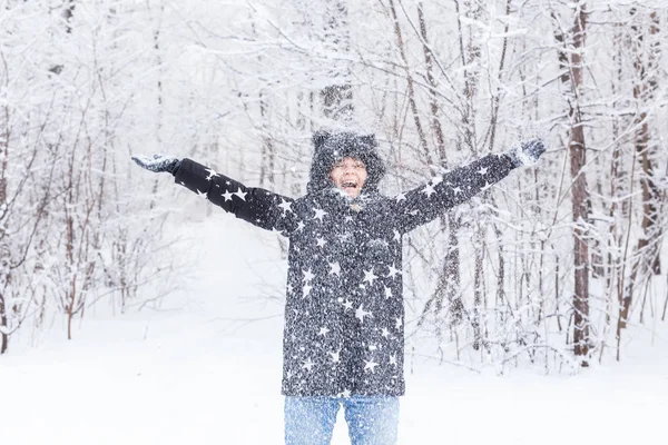 Joyeux jeune fille vomir une neige dans une forêt d'hiver — Photo