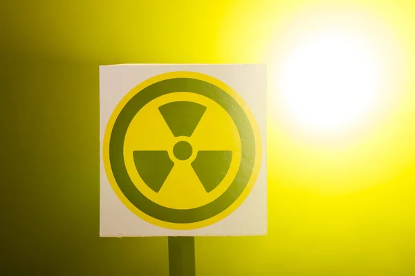 Radioactivity and sign concept - Σήμανση κινδύνου ακτινοβολίας στο φόντο — Φωτογραφία Αρχείου