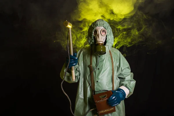 Conceito de radiação, poluição e perigo - Homem de roupa protetora e máscara de gás sobre fundo escuro — Fotografia de Stock