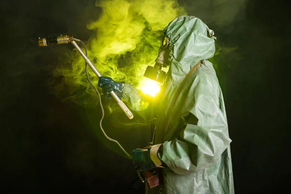 Conceito de radiação e perigo - Homem na máscara de gás e terno químico. O trabalhador que faz medida de radioatividade — Fotografia de Stock