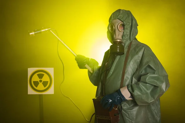 Концепція радіації та небезпеки - людина в старому захисному костюмі — стокове фото