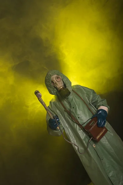 Ακτινοβολία και κίνδυνος - Άνθρωπος με παλιά προστατευτική στολή — Φωτογραφία Αρχείου